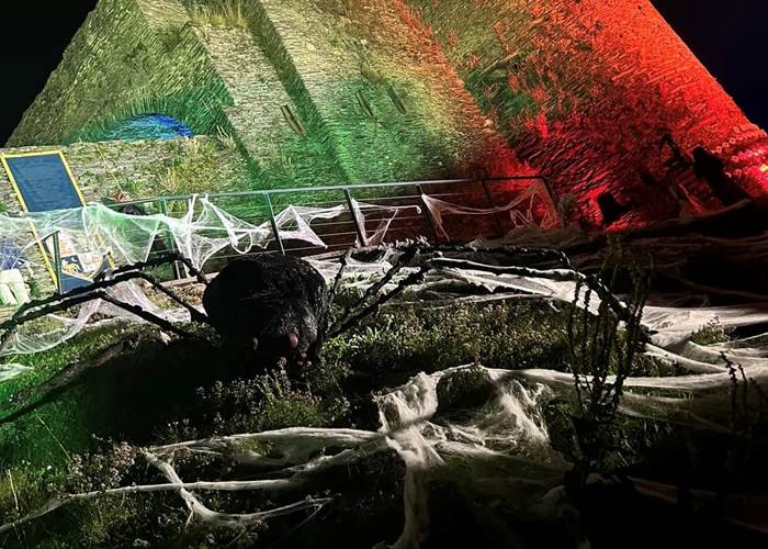 araignée géante halloween au château féodal de la roche-en-ardenne
