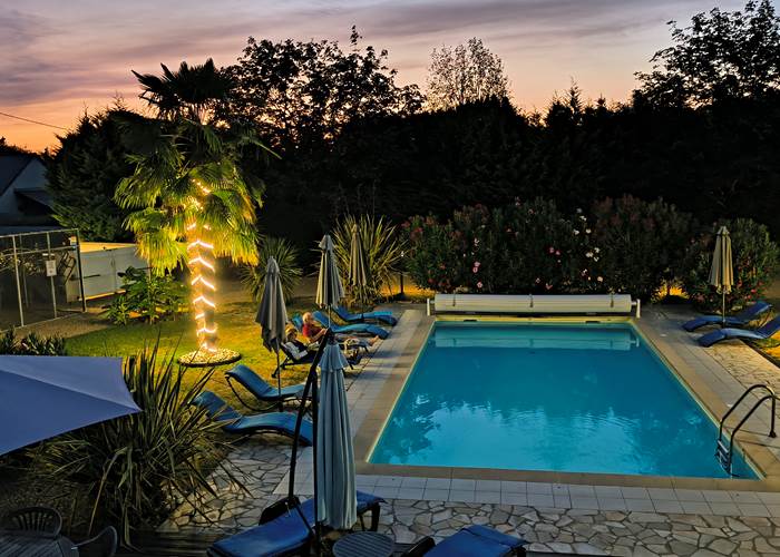 Alternative à l'hôtel avec piscine et jardin à La Flèche
