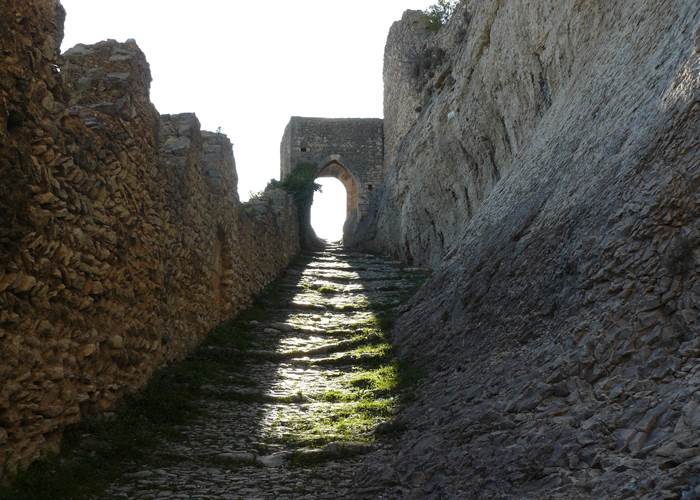 Chemin dans les murailles de Saint-Saturnin les Apt Luberon