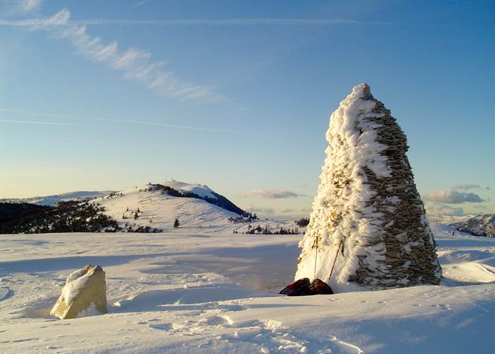 Le cairn de la montagne de Lure en hiver
