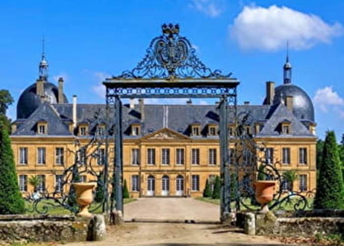 Le  château de Digoin à 24km