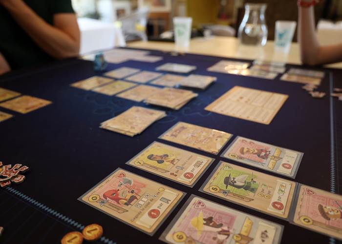 Soirée jeux dans le Château de Saint-Chamarand dans le Lot, ludothèque en accès libre dans le grand salon