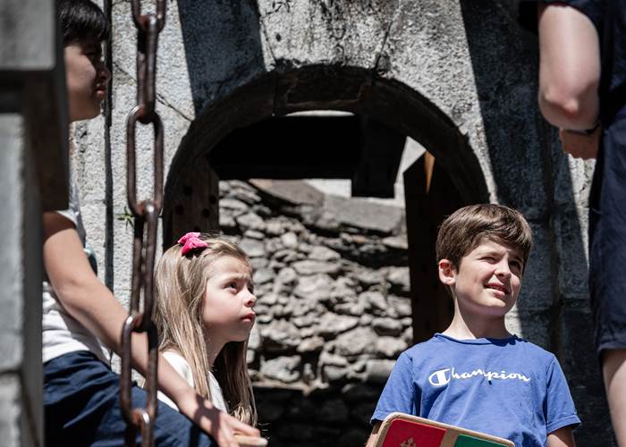 Visite d'enfants au pont-levis du château de Lourdes