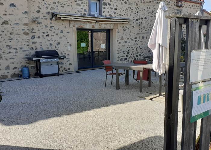 L'ENTREE SUR LA TERRASSE