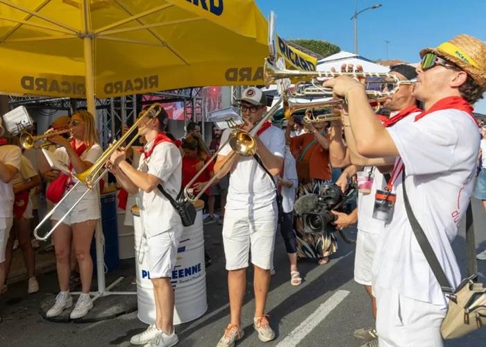 Bandas animant les rues de Béziers pendant la Féria 2026.
