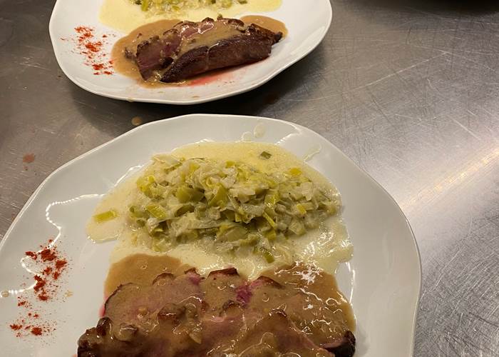 Magret de canard sauce échalote et sa fondue de poireaux