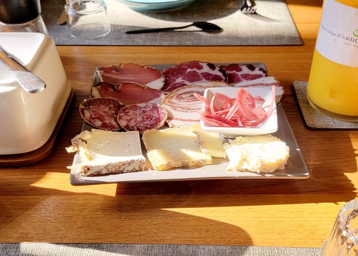 Petit-déjeuner salé charcuterie & fromage local au Domaine Cardu Corse