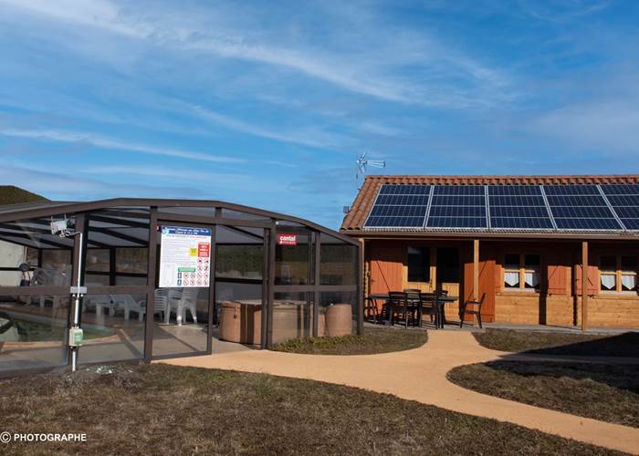 Gîtes et piscine chauffés au solaire
