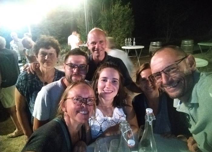 Un moment de convivialité avec nos hôtes lors des Bize Estivales 🎉