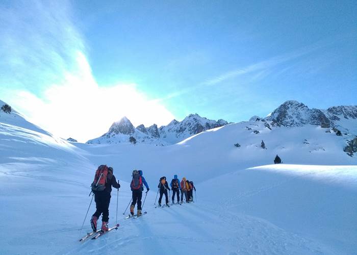 Randonnée à ski de montagne dans les Pyrénées