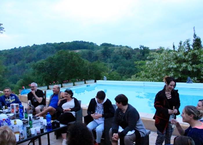 Apéritif au bord de la piscine de la villa
