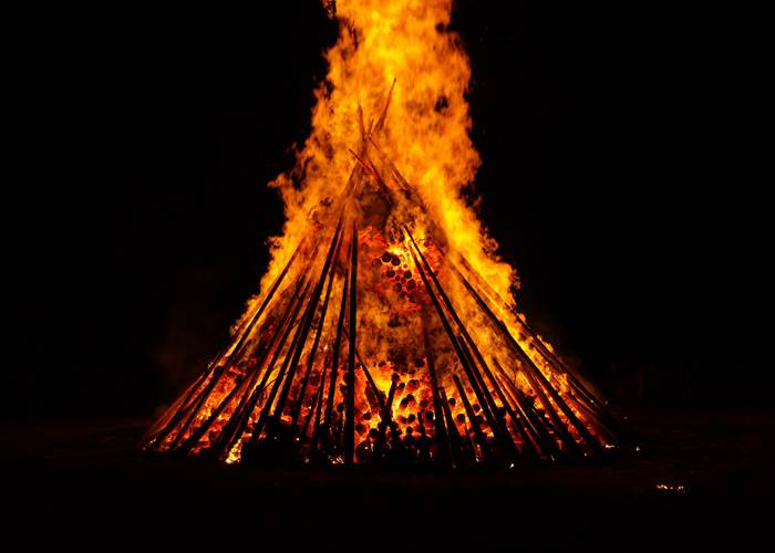 Fichier:feux-saint-jean-esclavolles-lurey-champagne.jpg ALT:Fête des Feux de la Saint-Jean à Esclavolles-Lurey en Champagne avec grand feu de bois et ambiance familiale