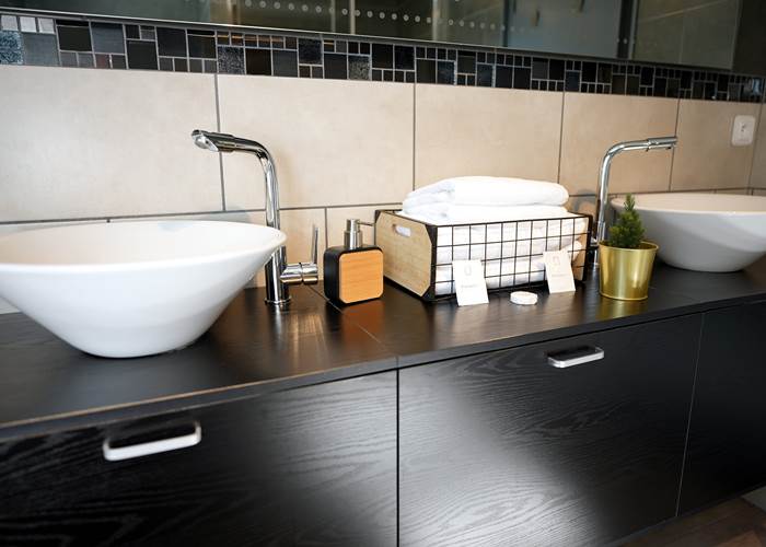 Vasque double et finitions bois