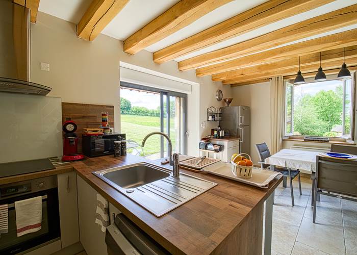 living-de-l-atelier-avec-coin-cuisine-la-verrerie-d-ivoy