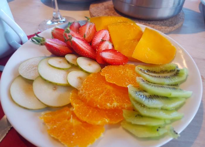 assiette de fruits frais Brunch/ Petit Déjeuner Gourmand Le Ranch des Lacs Hôtel 87120