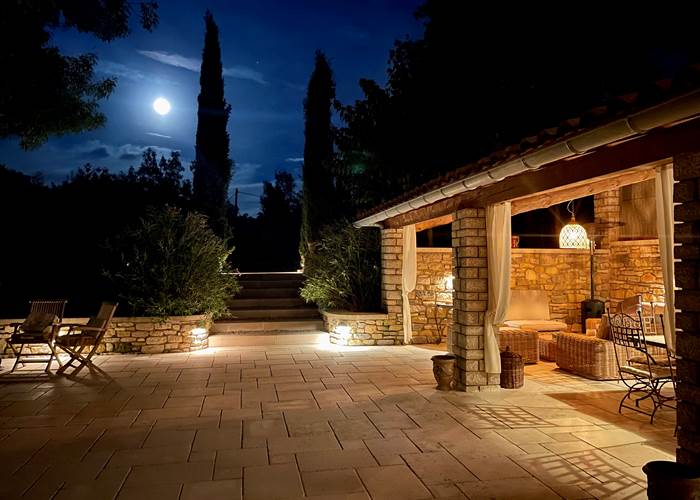 Le patio de nuit de la Serre des Mourgues