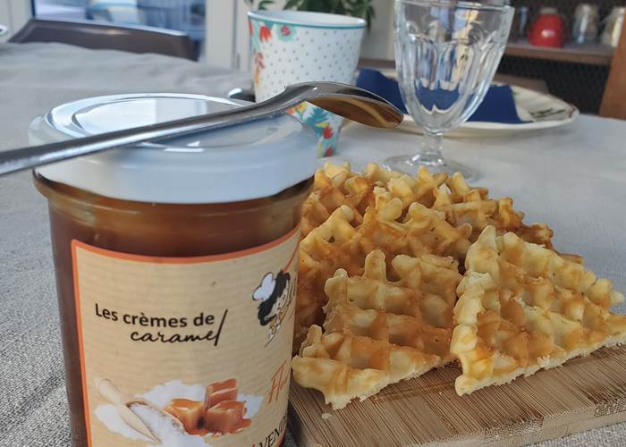 Petit déjeuner gourmand avec produits locaux à la maison d'hôtes Cale 32