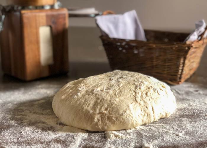 réalisation du pain au levain maison servi au petit-déjeuner et dîner