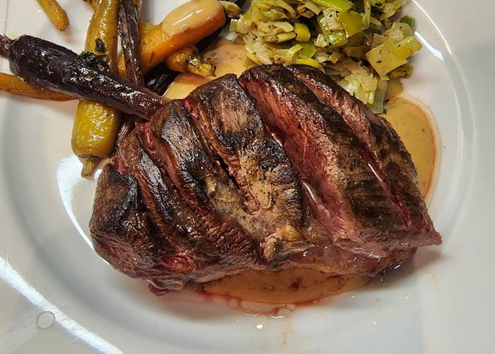 Fondue de poireaux aux herbes de Provence, mini carottes tricolores en persillade et un demi-magret de canard avec une sauce au fond de veau – Le Veilleur de Noblat