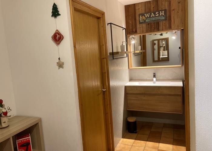 Douche, wc et lavabo du rez de chaussée