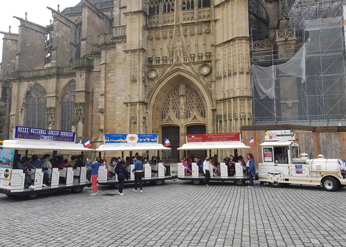 photo train devant cathedrale