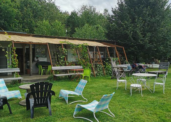 La maison d'accueil et la terrasse pour prendre un verre dans le jardin