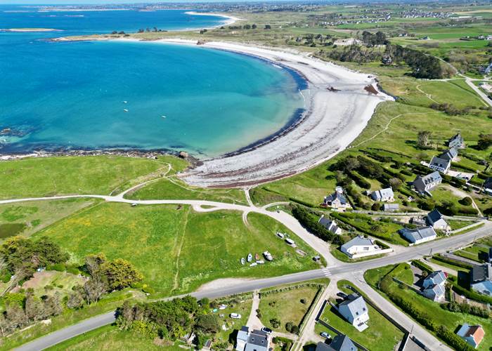 Vue en drone de notre gîte de Tréompan (Maison la plus proche de la plage)