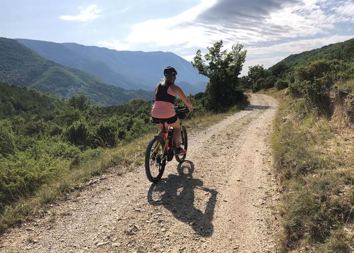 VTT avec vue sur le Mont Ventoux-page