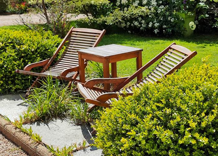 Des chiliennes disposées dans le parc qui n'attendent plus que vous