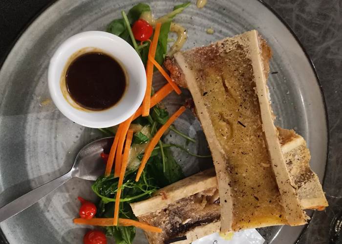 Os à moëlle avec jus de viande réduit au Puits Fleuri.