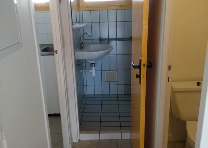Vue du séjour vers cuisine, salle d'eau & WC