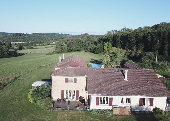 DOMAINE DU CHAMP DE L'HOSTE - maison d'hôtes à Larzac 24170 - Dordogne - Vue du ciel.