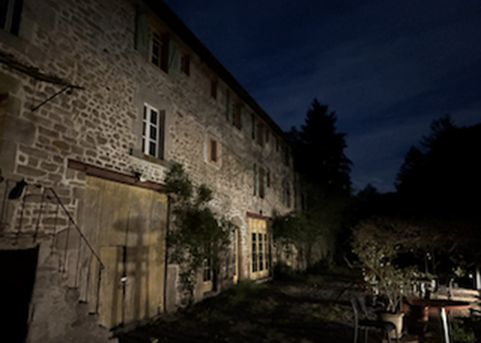 O Moulin du Fieux - Bâtiment en éclairage lunaire 