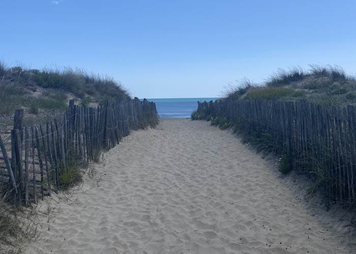Accès naturel à la plage des Robinsons sur le littoral de l’Hérault, à quelques minutes des Gîtes de Monte Blanco à Montblanc.-page