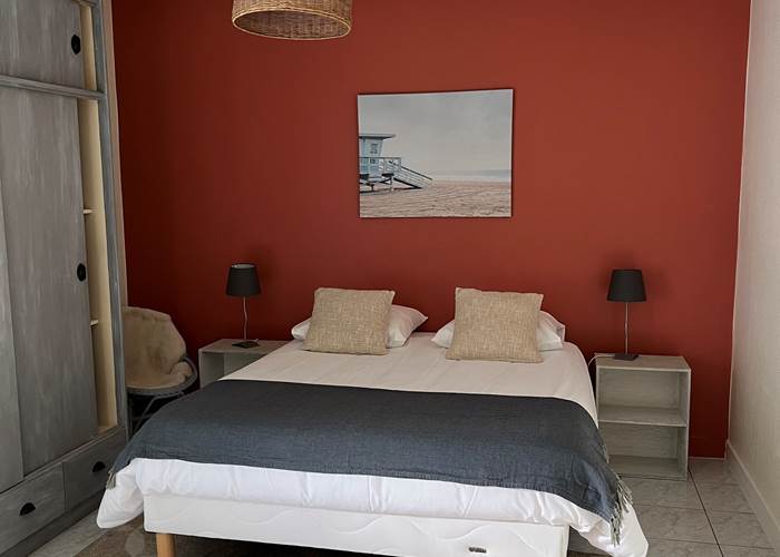 Chambre à coucher n°2 et son coin salon