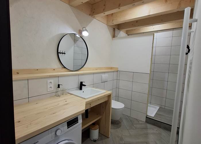 Salle de bain 2 - Douche + wc + lavabo + machine à laver