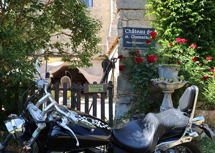 Relais Motards au Château de Saint-Chamarand dans le Lot, hébergement et pause pour groupes de motards