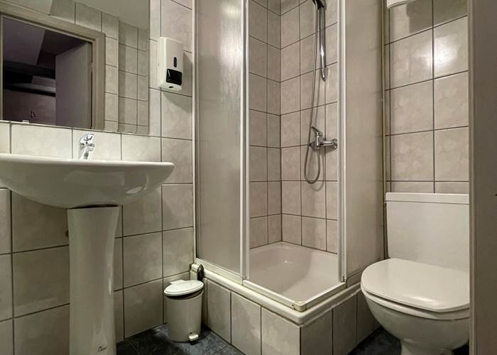 Salle de Bain privative avec lavabo, sèche cheveux, douche et toilettes.  Petit savon, Shampooing/Douche, papier wc ainsi que serviettes de main et de bain.