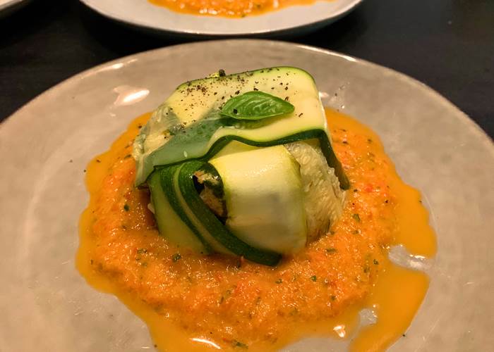 Dôme de courgette chèvre, coulis de poivron