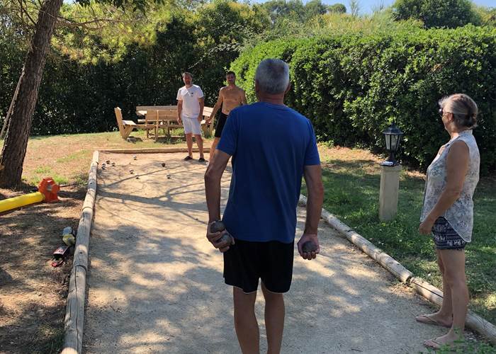 Les Mazets du Rouret - partie de pétanque en famille