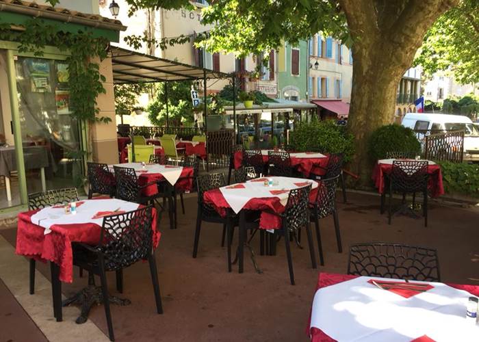 Terrasse sous le regard bienveillant de l'église Sacré cœur
