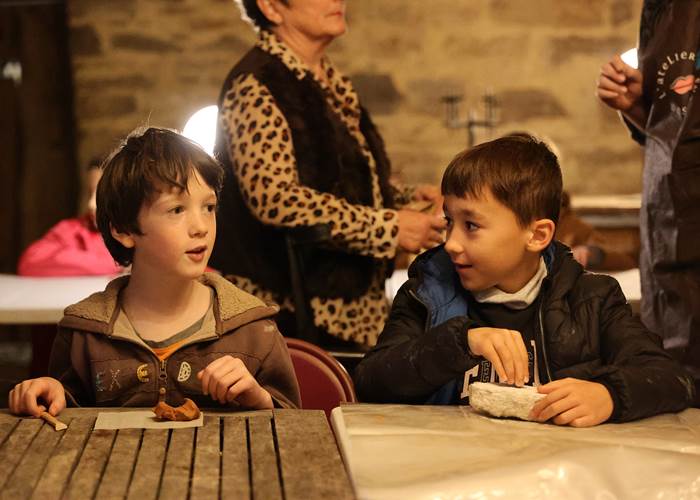 La vie quotidienne de la famille Cro-Magnon avec le musée Piage au Château de Saint-Chamarand