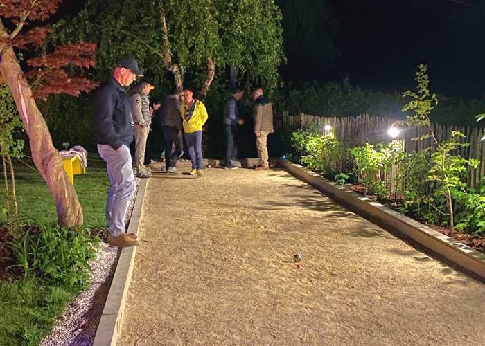 Partie nocturne avec éclairage de la piste.