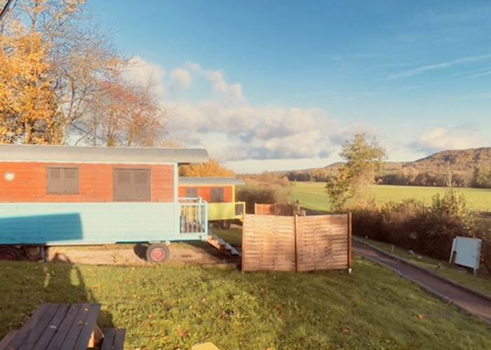 roulottes-colorées-hebergement-insolite-grand-est-domaine-des-droles-de-dames.jpg-Roulottes colorées du Domaine des Drôles de Dames, hébergement insolite dans le Grand Est