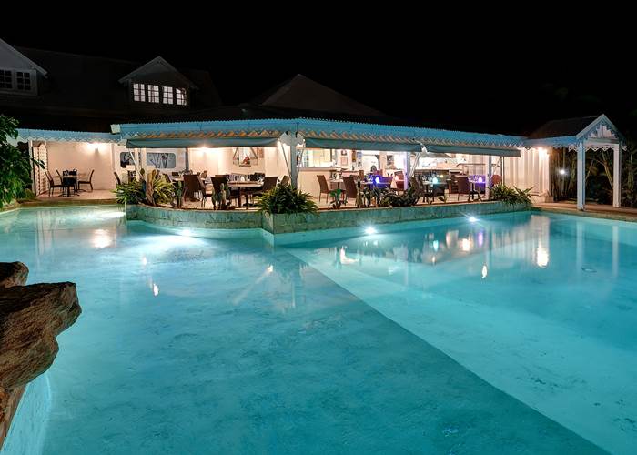 piscine nuit hostellerie guadeloupe