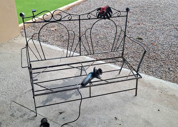 Restauration d’un ancien banc en fer retrouvé sur le domaine des Gîtes de Monte Blanco à Montblanc.-news
