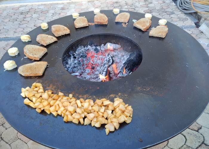 Table d'hôtes Le Coq du Nord -Mailhac composée avec des produits locaux et les légumes du potager
