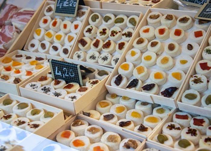Fromages de chèvre sur le marché de Cahors ©%A0Cyril Novello - Lot Tourisme 200909-085146