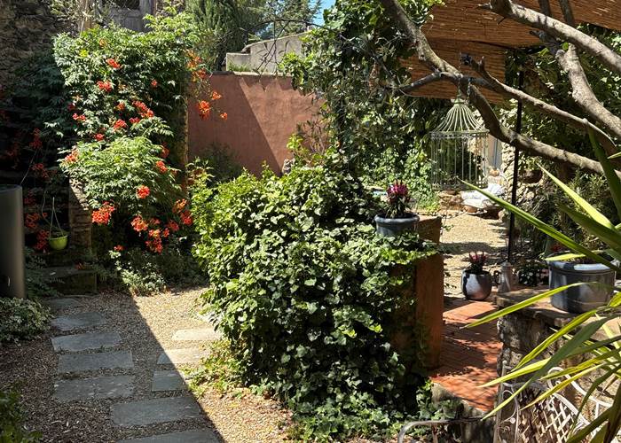La cour intérieure provençale fleurie pour les petits déjeuners et vos repas personnels