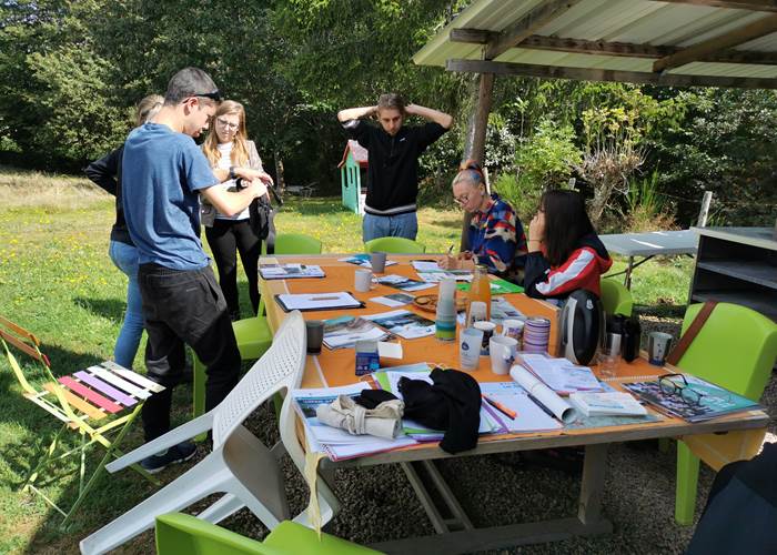 Les étudiants du BTS Gestion et protection de la nature travaillent sur le projet de valorisation de la nature sur le site des maisons de Coline